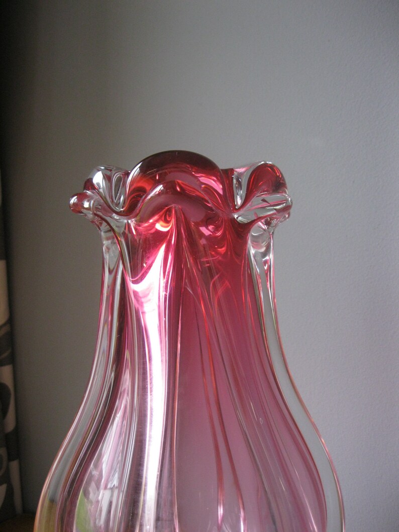 Vaso vintage in vetro artistico ceco stile boho con bordo scanalato rosa lobato, modello Chribska Hospodka, anni '60, pezzo forte, 30 cm. immagine 7