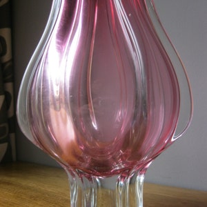Vaso vintage in vetro artistico ceco stile boho con bordo scanalato rosa lobato, modello Chribska Hospodka, anni '60, pezzo forte, 30 cm. immagine 6
