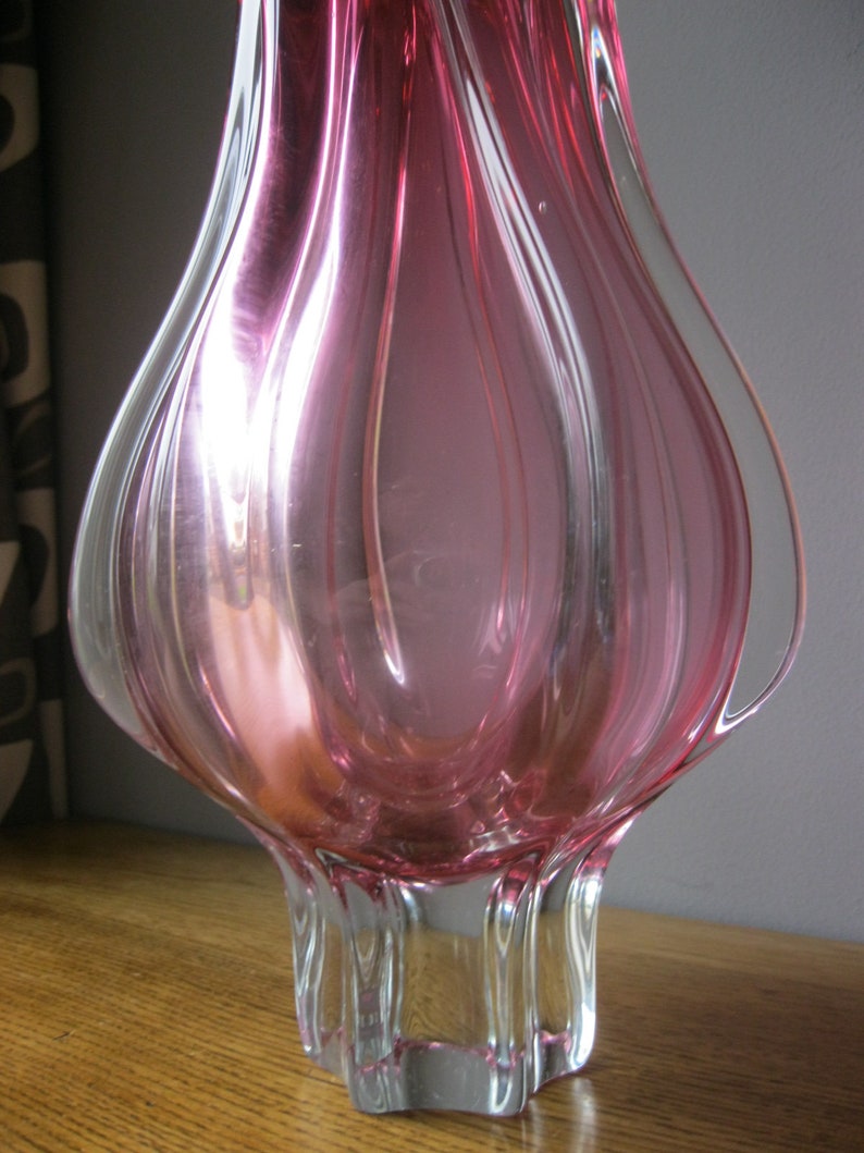 Vaso vintage in vetro artistico ceco stile boho con bordo scanalato rosa lobato, modello Chribska Hospodka, anni '60, pezzo forte, 30 cm. immagine 6