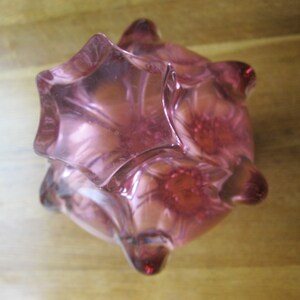 Vaso vintage in vetro artistico ceco stile boho con bordo scanalato rosa lobato, modello Chribska Hospodka, anni '60, pezzo forte, 30 cm. immagine 8