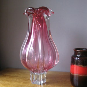 Vaso vintage in vetro artistico ceco stile boho con bordo scanalato rosa lobato, modello Chribska Hospodka, anni '60, pezzo forte, 30 cm. immagine 1