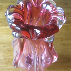 Vaso vintage in vetro artistico ceco stile boho con bordo scanalato rosa lobato, modello Chribska Hospodka, anni '60, pezzo forte, 30 cm. immagine 4