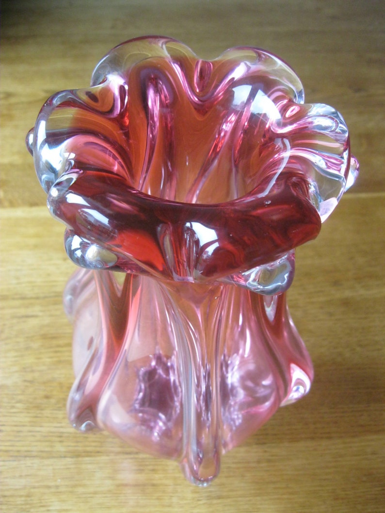 Vaso vintage in vetro artistico ceco stile boho con bordo scanalato rosa lobato, modello Chribska Hospodka, anni '60, pezzo forte, 30 cm. immagine 4
