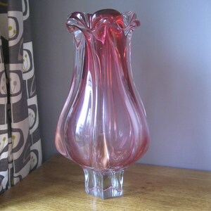 Vaso vintage in vetro artistico ceco stile boho con bordo scanalato rosa lobato, modello Chribska Hospodka, anni '60, pezzo forte, 30 cm. immagine 3
