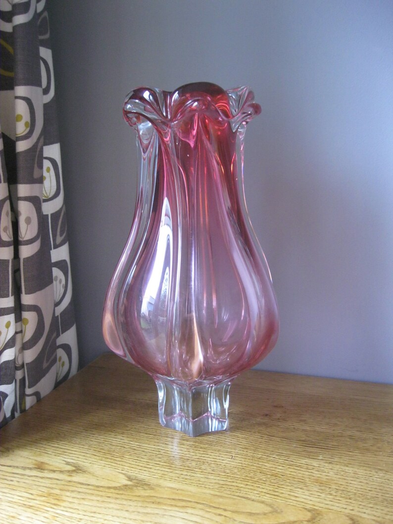 Vaso vintage in vetro artistico ceco stile boho con bordo scanalato rosa lobato, modello Chribska Hospodka, anni '60, pezzo forte, 30 cm. immagine 3