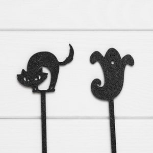 Closeup of cat and ghost Halloween cupcake topper