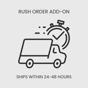 Puede incluir: Ilustración en blanco y negro de un camión de reparto con un cronómetro y una marca de verificación. El texto superior dice "RUSH ORDER ADD-ON" y el texto inferior dice "SHIPS WITHIN 24-48 HOURS".