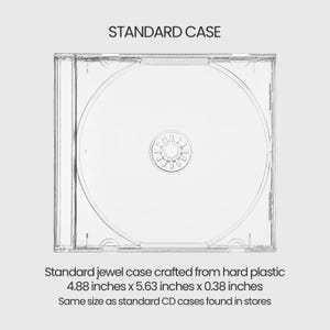 Puede incluir: Una caja de CD est&aacute;ndar de pl&aacute;stico duro transparente. El texto 'STANDARD CASE' aparece sobre la caja. Debajo de la caja, el texto dice: 'Standard jewel case crafted from hard plastic, 12,4 cm x 14,3 cm x 0,97 cm, same size as standard CD cases found in stores.'