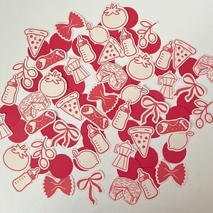 Pu&ograve; includere: Una collezione di forme di carta fustellate rosse e bianche, tra cui spicchi di pizza, pomodori, fiocchi di pasta, biberon, olive, limoni, caffettiere e spicchi di formaggio. Le forme sono sparse su una superficie bianca.