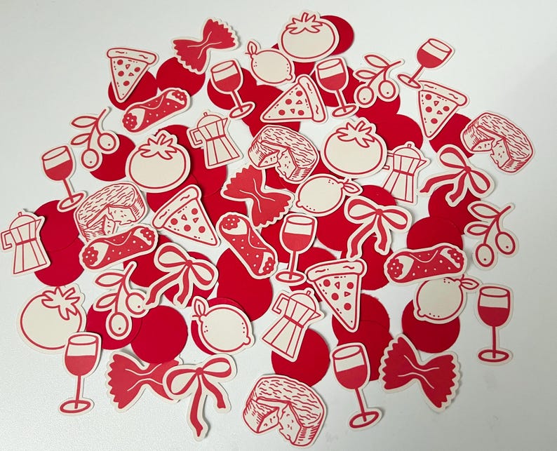 Pu&ograve; includere: Una collezione di adesivi rossi e color crema a tema italiano. Gli adesivi presentano illustrazioni di fette di pizza, calici di vino, pomodori, limoni, pasta, caffettiere e olive. Gli adesivi sono sparsi su una superficie bianca.