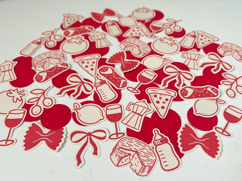 Pu&ograve; includere: Una collezione di ritagli di carta rossi e color crema con illustrazioni di cibo e bevande italiani. I disegni includono fette di pizza, calici, pomodori, fiocchi di pasta, caffettiere e biberon.