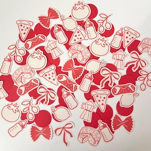 Pu&ograve; includere: Una collezione di adesivi fustellati rossi e bianchi con illustrazioni di cibo e bevande italiane. Gli adesivi includono fette di pizza, pomodori, pasta, biberon, caffettiere e limoni. Gli adesivi sono sparsi su uno sfondo bianco.