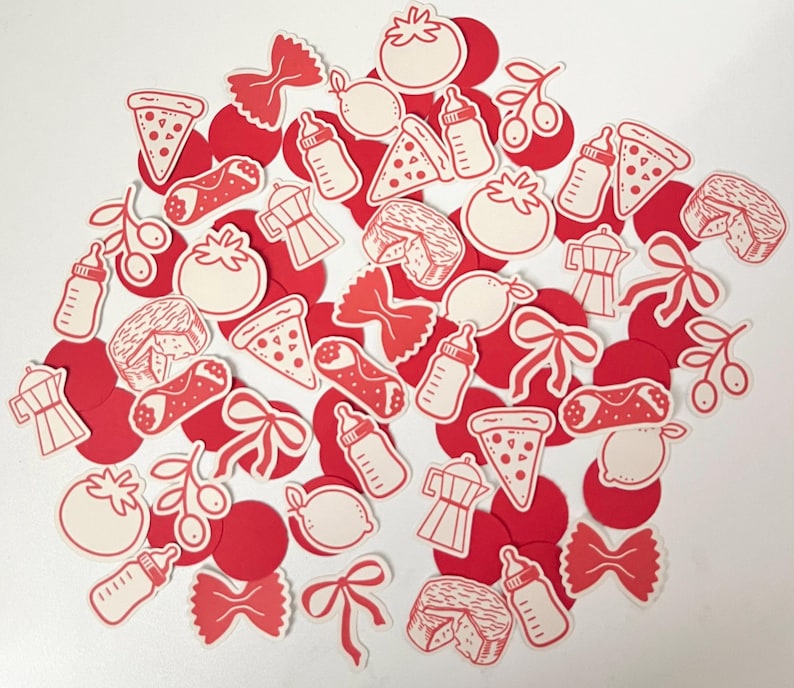Pu&ograve; includere: Una collezione di adesivi fustellati rossi e bianchi con illustrazioni di cibo e bevande italiane. Gli adesivi includono fette di pizza, pomodori, pasta, biberon, caffettiere e limoni. Gli adesivi sono sparsi su uno sfondo bianco.