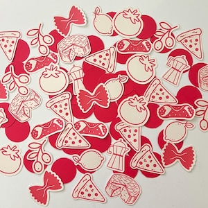 Pu&ograve; includere: Una collezione di adesivi rossi e bianco sporco a tema cibo italiano, tra cui spicchi di pizza, pomodori, farfalle, limoni, olive, formaggio e cannoli, sparsi su una superficie bianca con cerchi rossi.