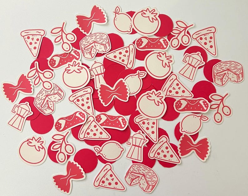 Pu&ograve; includere: Una collezione di adesivi rossi e bianco sporco a tema cibo italiano, tra cui spicchi di pizza, pomodori, farfalle, limoni, olive, formaggio e cannoli, sparsi su una superficie bianca con cerchi rossi.
