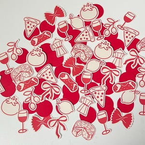 Pu&ograve; includere: Una collezione di adesivi rossi e bianchi a tema cibo italiano, tra cui fette di pizza, calici di vino, pomodori, pasta e caffettiere. Gli adesivi sono sparsi su una superficie bianca.