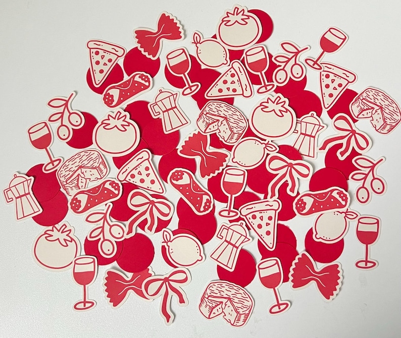 Pu&ograve; includere: Una collezione di adesivi rossi e bianchi a tema cibo italiano, tra cui fette di pizza, calici di vino, pomodori, pasta e caffettiere. Gli adesivi sono sparsi su una superficie bianca.