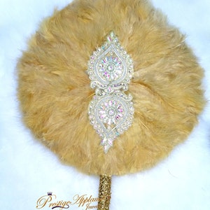 Redondo Lindo Detalhado Creme Dourado com Design de Flor Dourada Leque de Mão de Pena Casamento Africano Tradicional Noivado