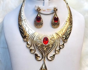 Conjunto de joyas bañadas en oro: collar, pendientes, pulsera y anillo llamativos. Un regalo elegante de 4 piezas para ella.