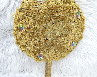 Abanico de mano con purpurina dorada: accesorio africano para bodas y compromisos