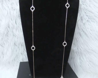 Lange zilveren ketting met cirkeldesign, een trendy damesketting, ideaal als cadeau voor dames.