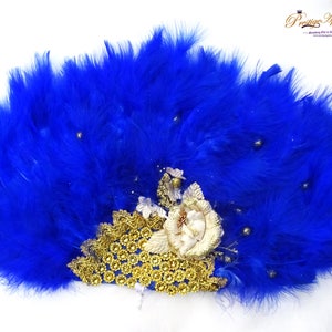 Lindo leque azul real detalhado com penas douradas para casamento e noivado tradicional africano