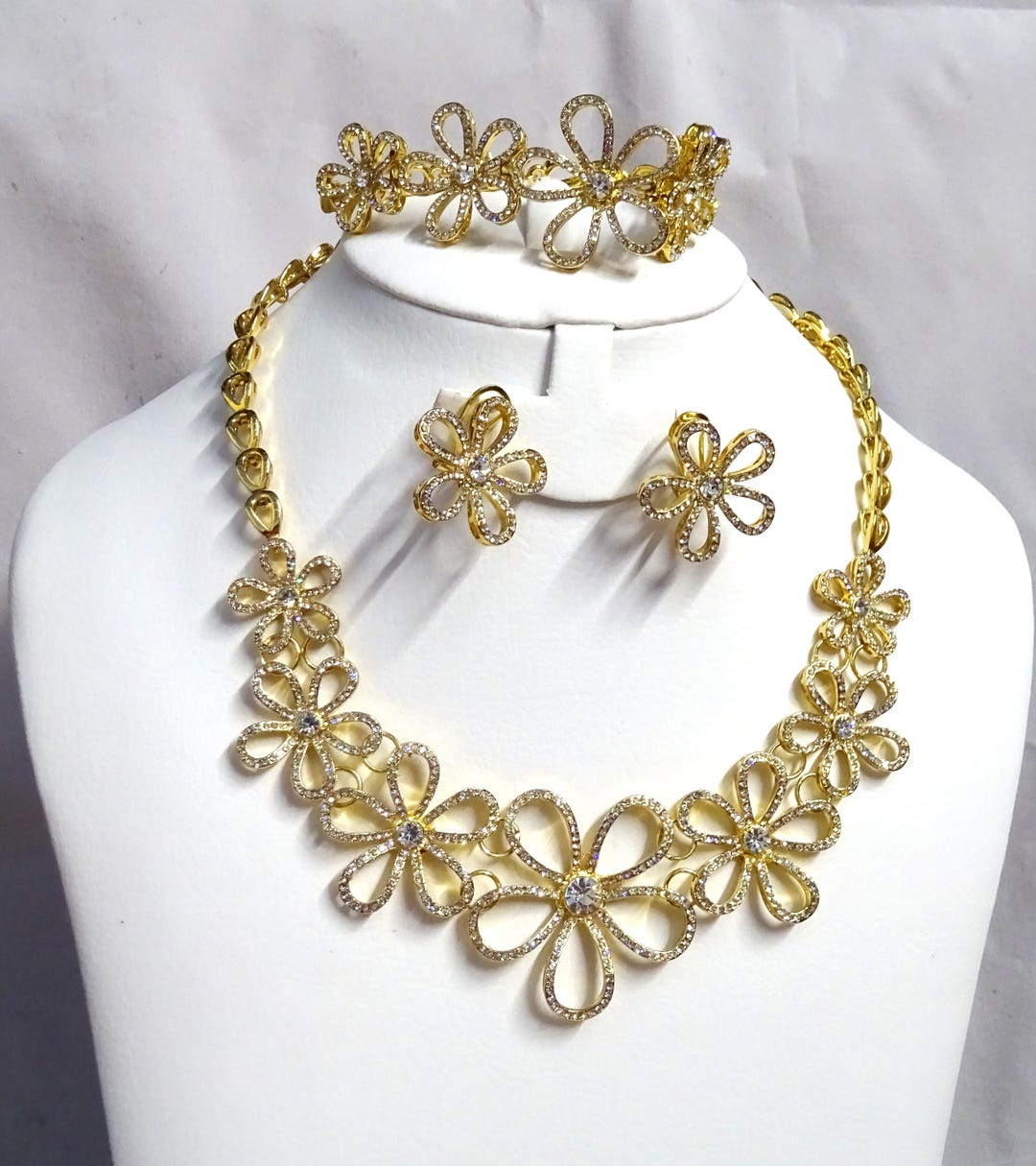 Beautiful Dubai Gold Plated Jewellery Set – Necklace and Earrings