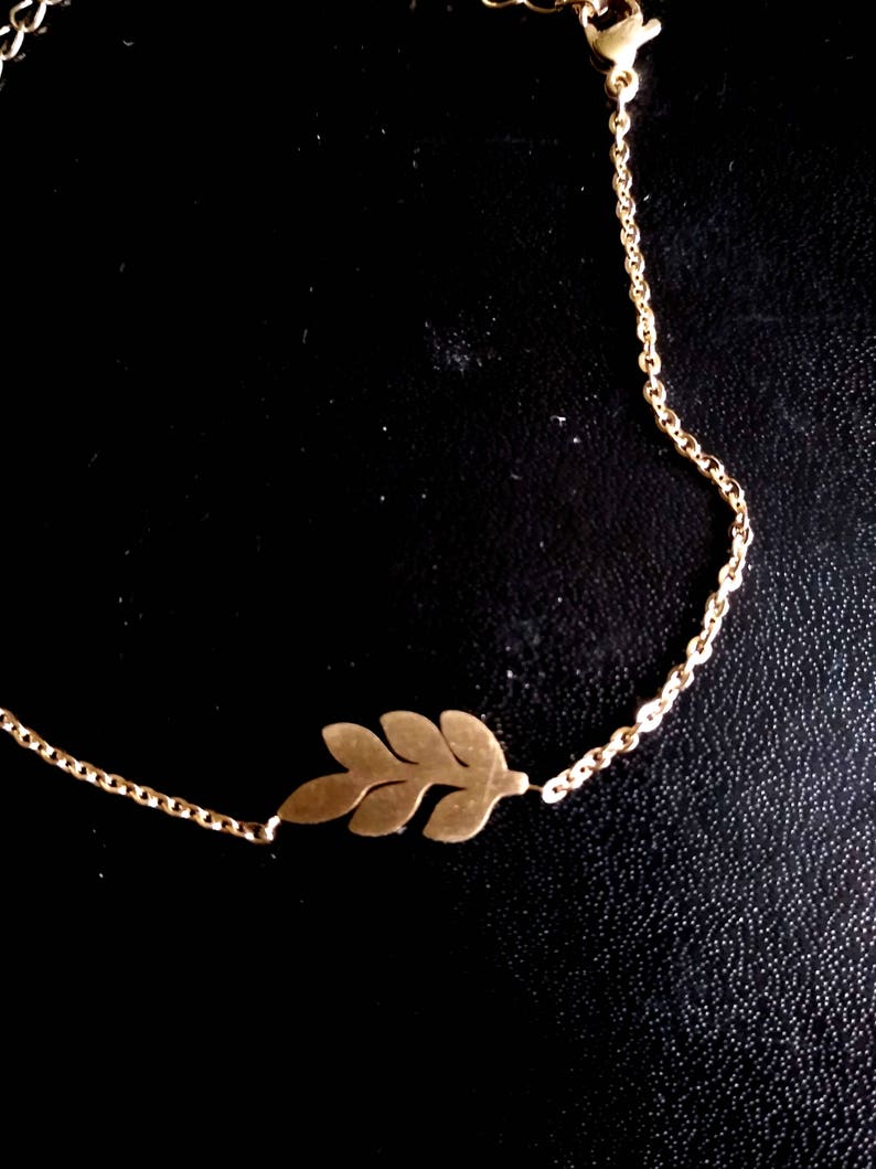 color with a pendant leaf bracelet