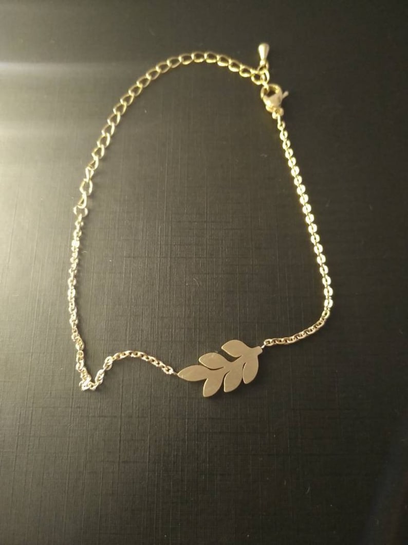 color with a pendant leaf bracelet