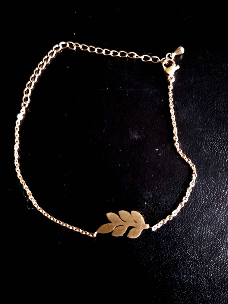 color with a pendant leaf bracelet