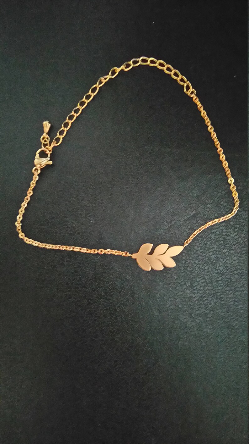 color with a pendant leaf bracelet