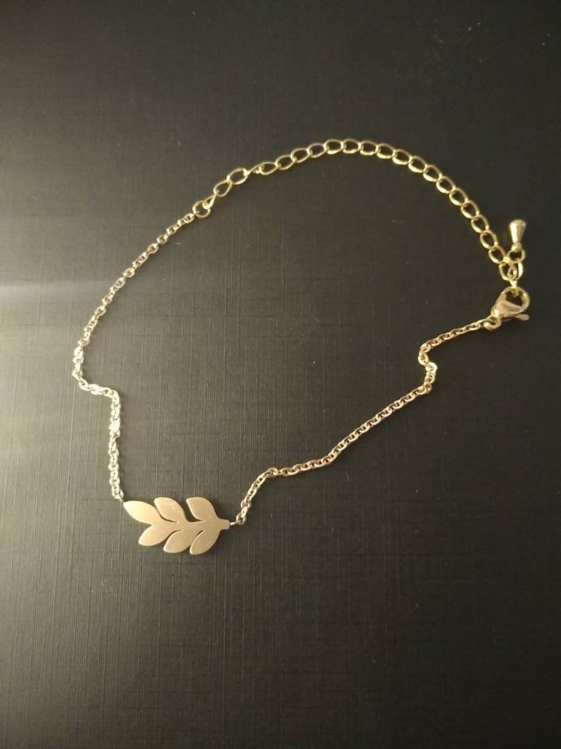 color with a pendant leaf bracelet