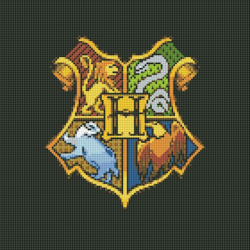 Слизерин схема. Герб Хогвартса из Гарри Поттера. Герб Хогвартса из Гарри Поттера вышивка. Герб Гриффиндора вышивка. Гарри Поттер Слизерин вышивк.