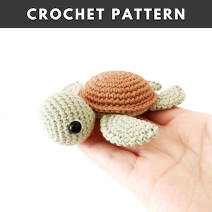 Puede incluir: Una tortuga de ganchillo con cabeza y aletas verde claro, caparaz&oacute;n marr&oacute;n y ojo negro. El texto "CROCHET PATTERN" est&aacute; en la parte superior de la imagen. Un art&iacute;culo de artesan&iacute;a hecho a mano.