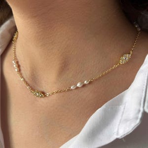 Collar de perlas, collar de novia, gargantilla de perlas, joyería nupcial minimalista, accesorios elegantes para boda