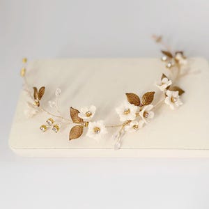 Bandeau de mariée halo de fleurs, cheveux de vigne dorés avec feuilles