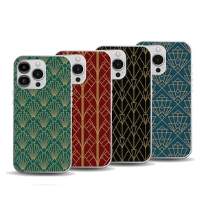 Pode incluir: Quatro capas para telemóvel com padrões geométricos diferentes. As capas são todas brancas com a parte de trás transparente e apresentam um padrão geométrico dourado e verde, dourado e vermelho, dourado e preto e dourado e azul.