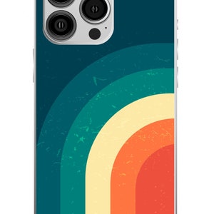 Pode incluir: Uma capa de telefone com um design retro que apresenta uma s&eacute;rie de arcos conc&ecirc;ntricos coloridos em tons de azul-esverdeado, creme, laranja e vermelho. A capa tem um visual desgastado e vintage e &eacute; projetada para um telefone com um sistema de c&acirc;mera tripla.