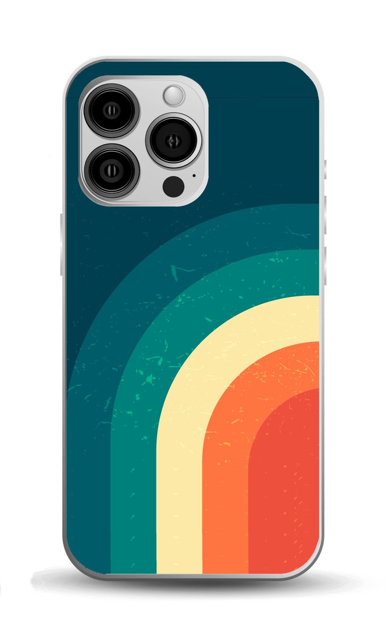 Pode incluir: Uma capa de telefone com um design retro que apresenta uma s&eacute;rie de arcos conc&ecirc;ntricos coloridos em tons de azul-esverdeado, creme, laranja e vermelho. A capa tem um visual desgastado e vintage e &eacute; projetada para um telefone com um sistema de c&acirc;mera tripla.