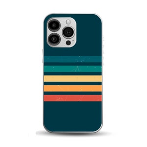 Pode incluir: Uma capa de telefone azul escuro com um design retro que apresenta listras horizontais em tons de azul-petr&oacute;leo, amarelo, laranja e vermelho. A capa tem um recorte para a lente da c&acirc;mera do telefone.