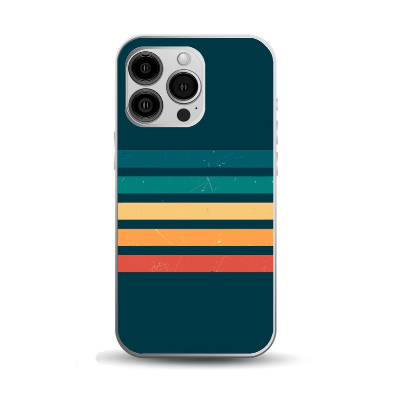Pode incluir: Uma capa de telefone azul escuro com um design retro que apresenta listras horizontais em tons de azul-petr&oacute;leo, amarelo, laranja e vermelho. A capa tem um recorte para a lente da c&acirc;mera do telefone.