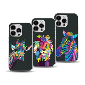 Puede incluir: Tres fundas para iPhone con diferentes diseños de animales coloridos. La primera funda presenta una jirafa, la segunda un león y la tercera una cebra.
