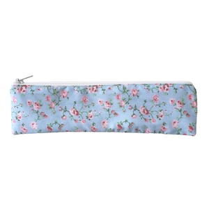 Astuccio sottile floreale Ditsy con fiori rosa su sfondo azzurro - Regalo per lei