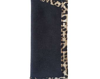 Funda para gafas de lectura de mezclilla reciclada negra con ribete de estampado de leopardo