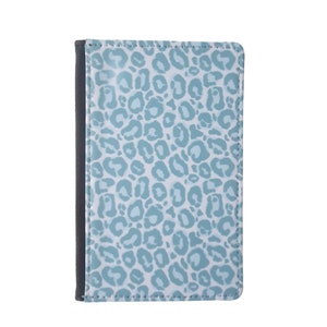 Estuche para pasaporte con estampado de leopardo azul / Regalos de viaje con estampado animal / Accesorios de viaje para mujer / Elegante cartera para pasaporte