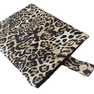 Può includere: Una pochette nera e marrone con stampa leopardata, chiusura a lembo e chiusura magnetica. La borsa ha un piccolo cinturino laterale.