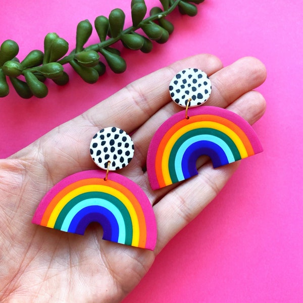 BESTSELLER Hecho a mano "Rainbow & Cow Print" Pendientes de declaración de arcilla polimérica / Pendientes grandes / Espárragos coloridos / Pendientes de declaración / LGBT