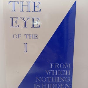 Pode incluir: Um livro intitulado "THE EYE OF THE I" com o texto "FROM WHICH NOTHING IS HIDDEN" e o nome do autor, David R. Hawkins, MD, Ph.D. A capa &eacute; branca com uma diagonal azul e texto azul.