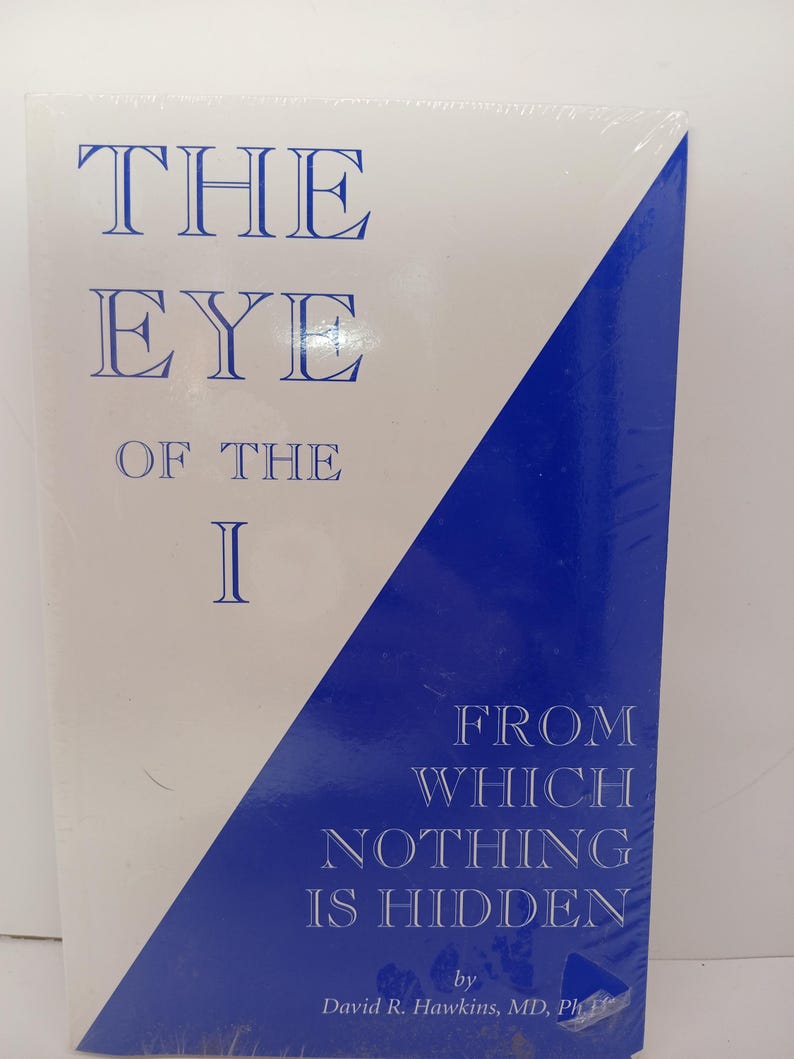 Pode incluir: Um livro intitulado "THE EYE OF THE I" com o texto "FROM WHICH NOTHING IS HIDDEN" e o nome do autor, David R. Hawkins, MD, Ph.D. A capa &eacute; branca com uma diagonal azul e texto azul.