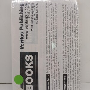 Pode incluir: Um livro embalado intitulado "The Eye of the I" da Veritas Publishing. A capa apresenta o t&iacute;tulo, o nome do autor e as informa&ccedil;&otilde;es da editora. O livro &eacute; selado em pl&aacute;stico transparente.